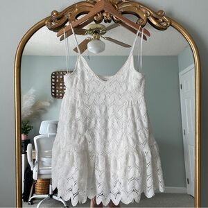 Vestique White Lace Sleeveless Top